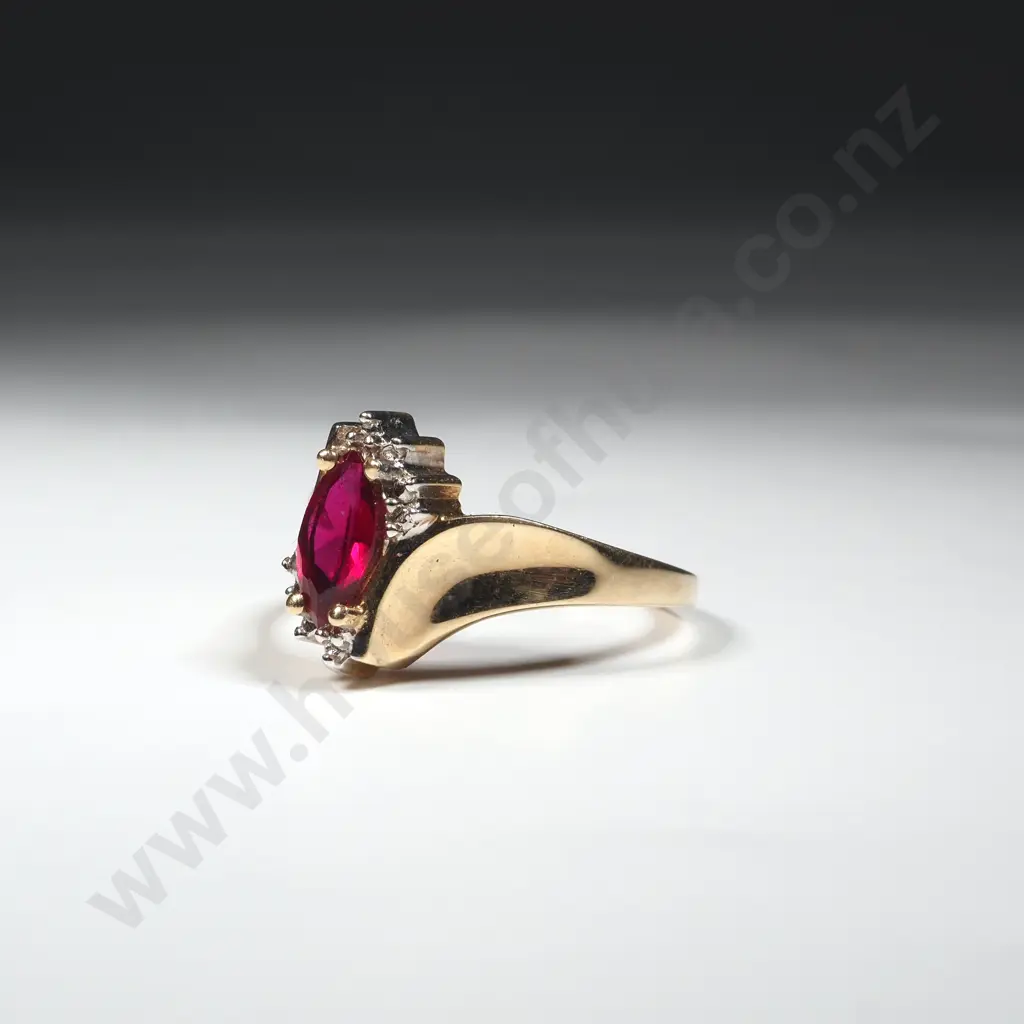 10ct Gold & Red Gem Ring Image 1++