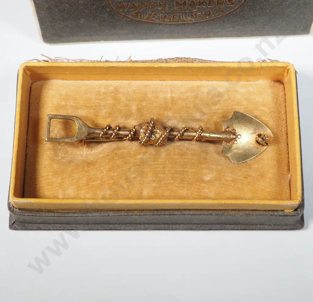 Colonial 9ct Gold Miners Nugget Brooch Image 1++