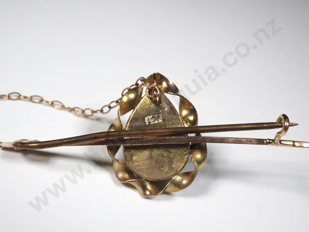 9ct Gold & Pearl Brooch Image 1++