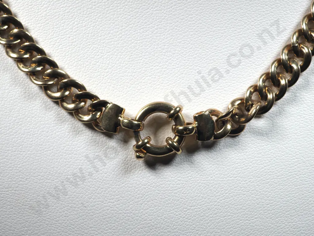 9ct Gold Flattened Curb Link Pendant Image 1++