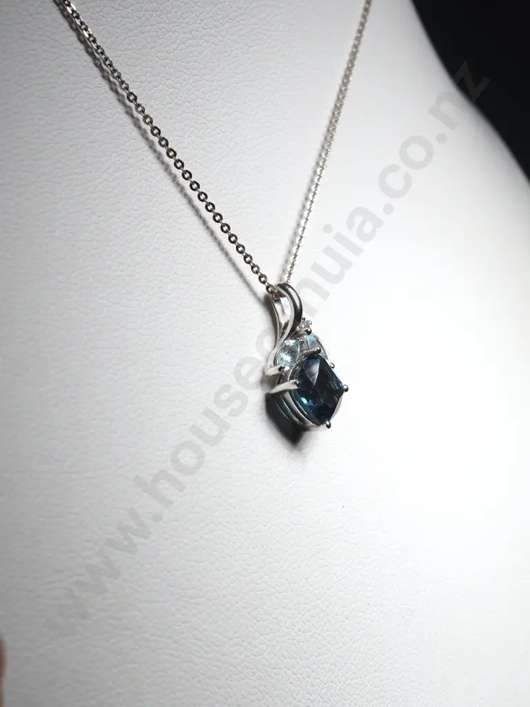 9ct Gold Sapphire & Aquamarine Pendant on 9ct Gold White Gold Chain Image 1++