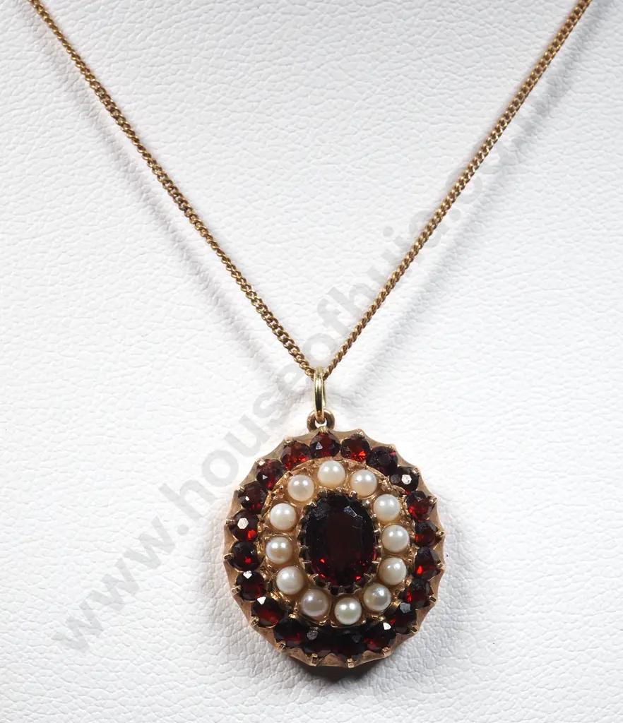9ct Gold Garnet & Seed Pearl Cluster Pendant on 9ct Chain w/matching Stud Earrings Image 1++