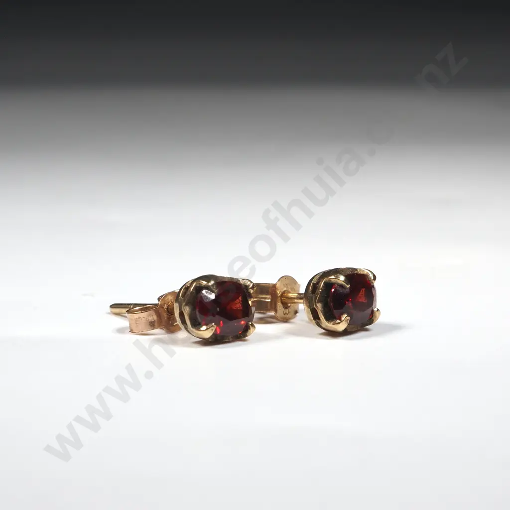 9ct Gold Garnet & Seed Pearl Cluster Pendant on 9ct Chain w/matching Stud Earrings Image 1++