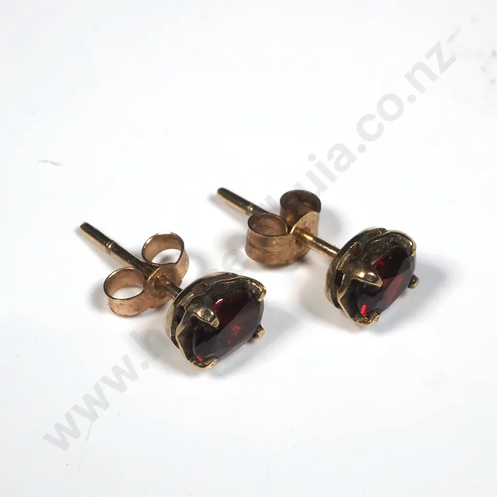 9ct Gold Garnet & Seed Pearl Cluster Pendant on 9ct Chain w/matching Stud Earrings Image 1++