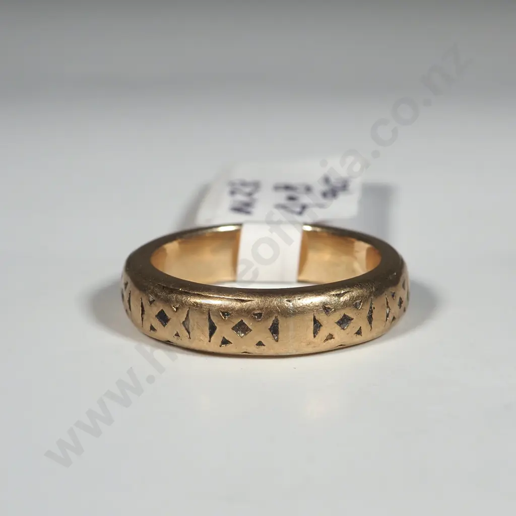 9ct Gold Wedding Band w Detailing Image 1++