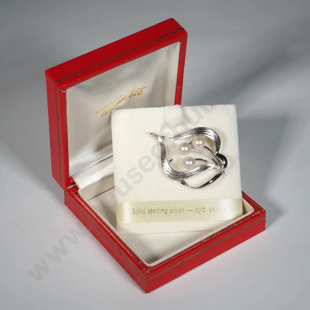 Boxed Toyomoto Sterling Silver & Cultured Pearl Brooch. Image 1++
