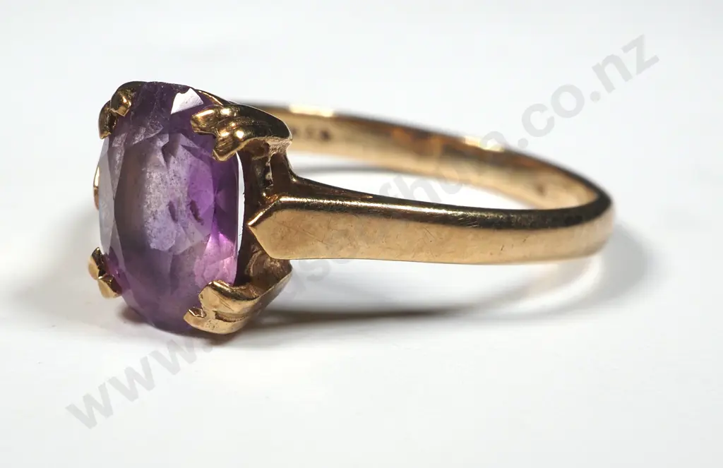 9ct Gold Amethyst Style Stone Ring Image 1++