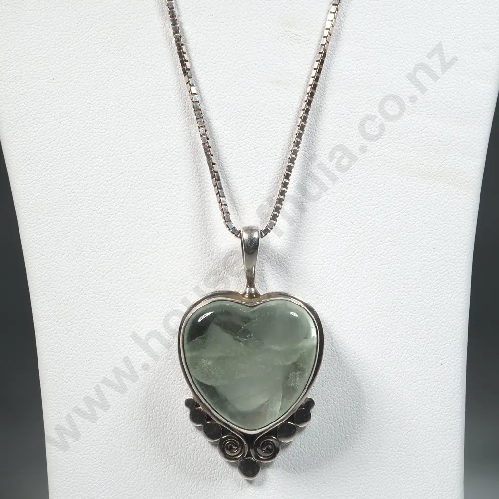 Sterling Silver Heart Shaped Blue/Green Pendant On A Box Link Chain Image 1++