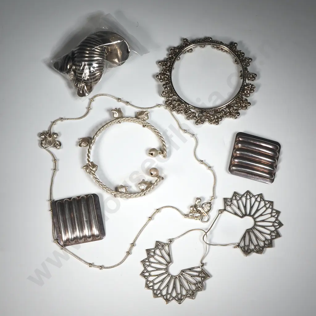 Collection Of Silver Tone Jewellery to Include Bracelets, Earrings & Necklace  Image 1++