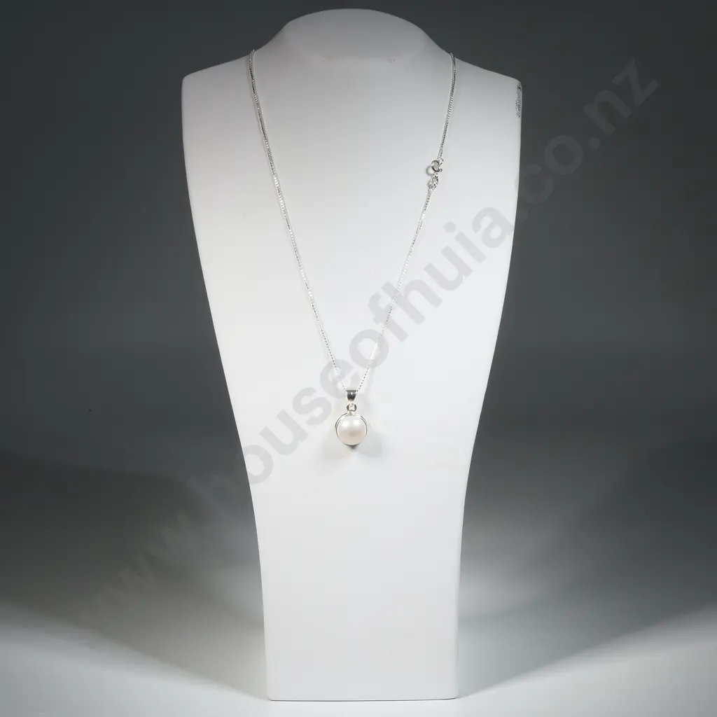 Sterling Silver Pearl Pendent & Chain. Image 1++