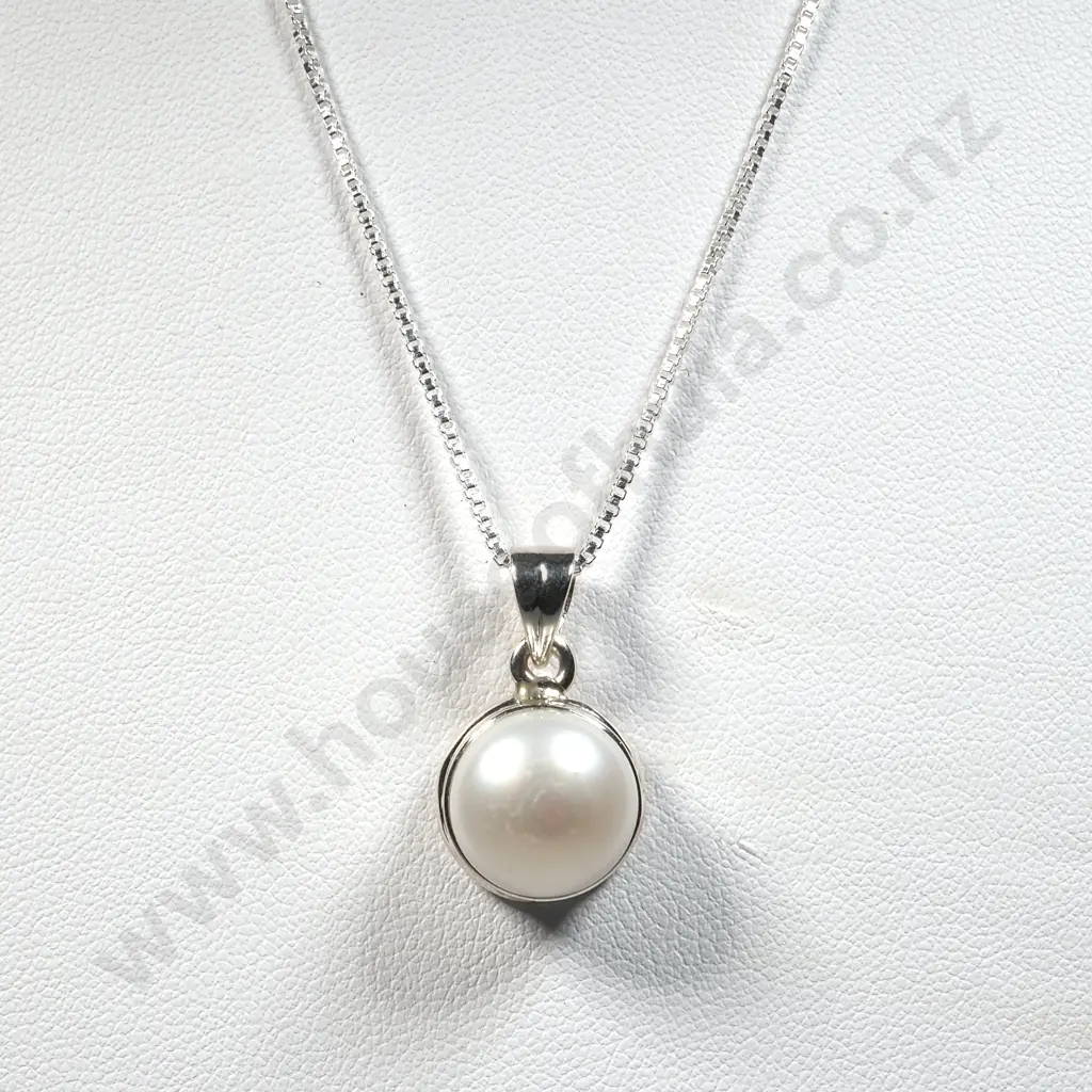 Sterling Silver Pearl Pendent & Chain. Image 1++