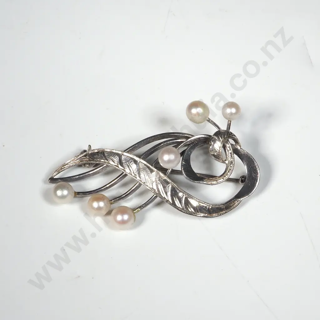 Sterling Silver Pearl Brooch. Image 1++