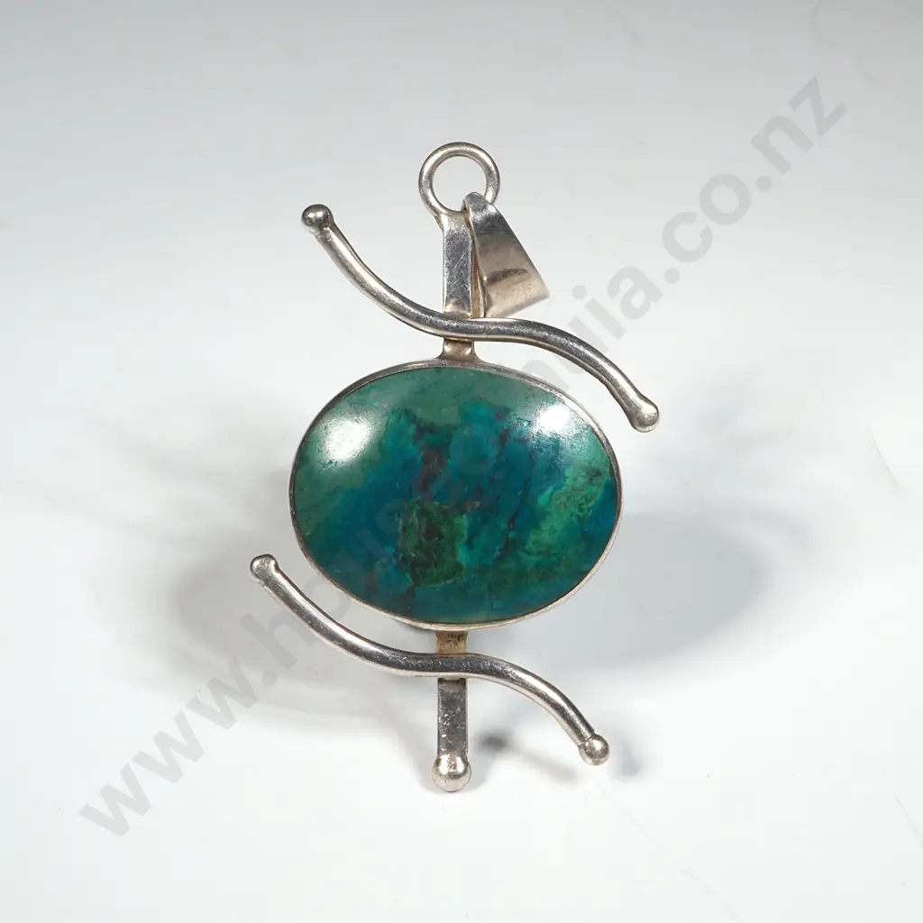 Sterling Silver Pendant wGreen/Blue Toned Central Stone. Image 1++