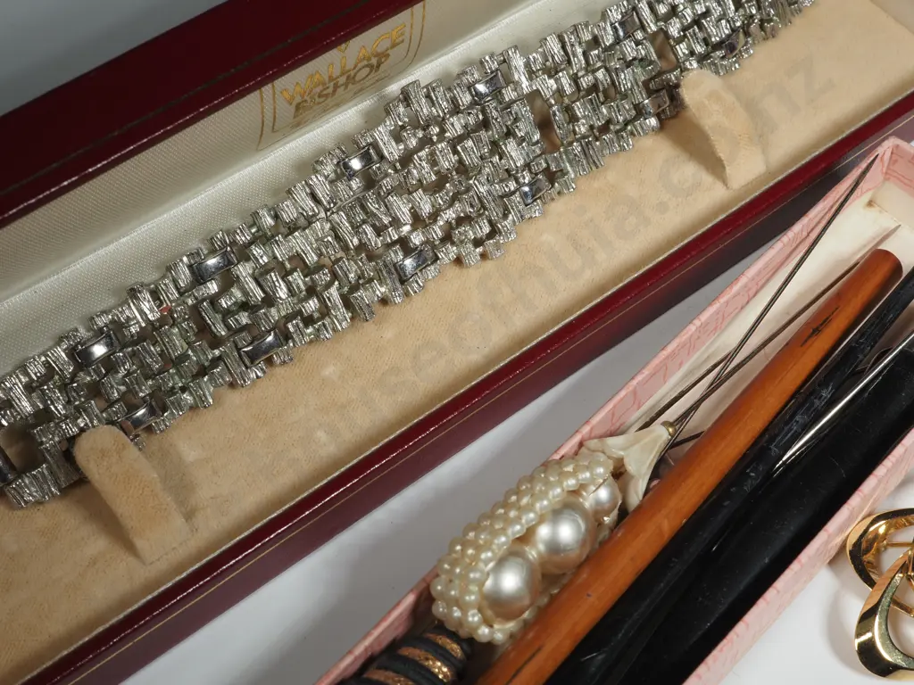 Assorted Lot of Costume Jewellery Image 1++