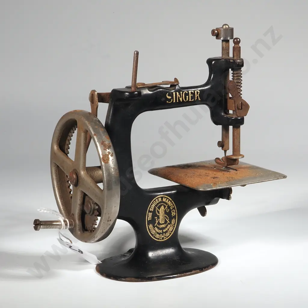 Vintage Singer Child-Size Black Cast Iron Sewing Machine. Image 1++