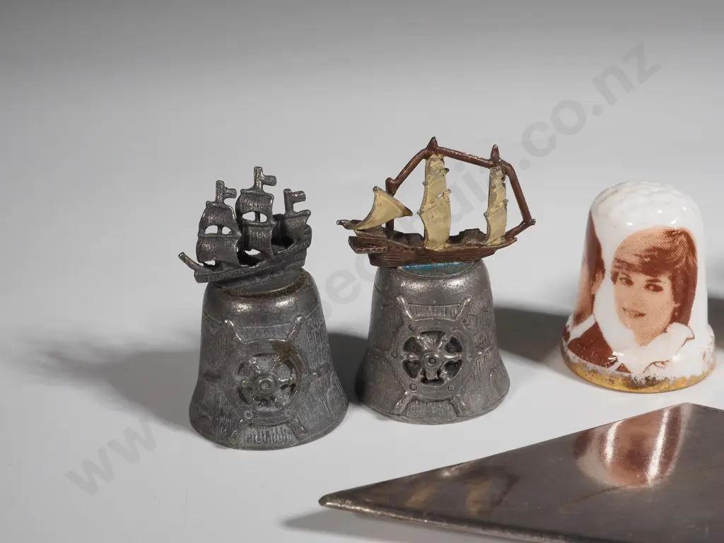 Five Novelty/Souvenir Thimbles & EP Trowel. Image 1++