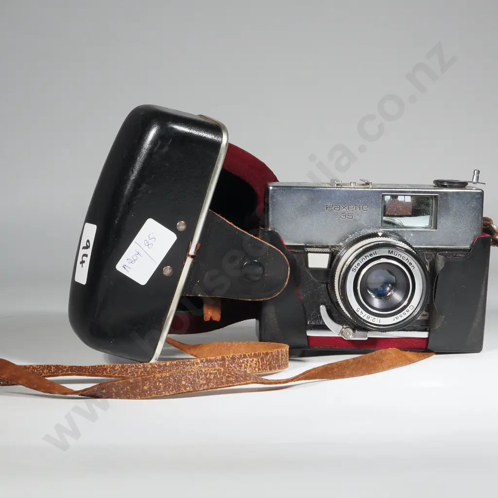 Vintage Braun Box Camera in Leather Case. Image 1++