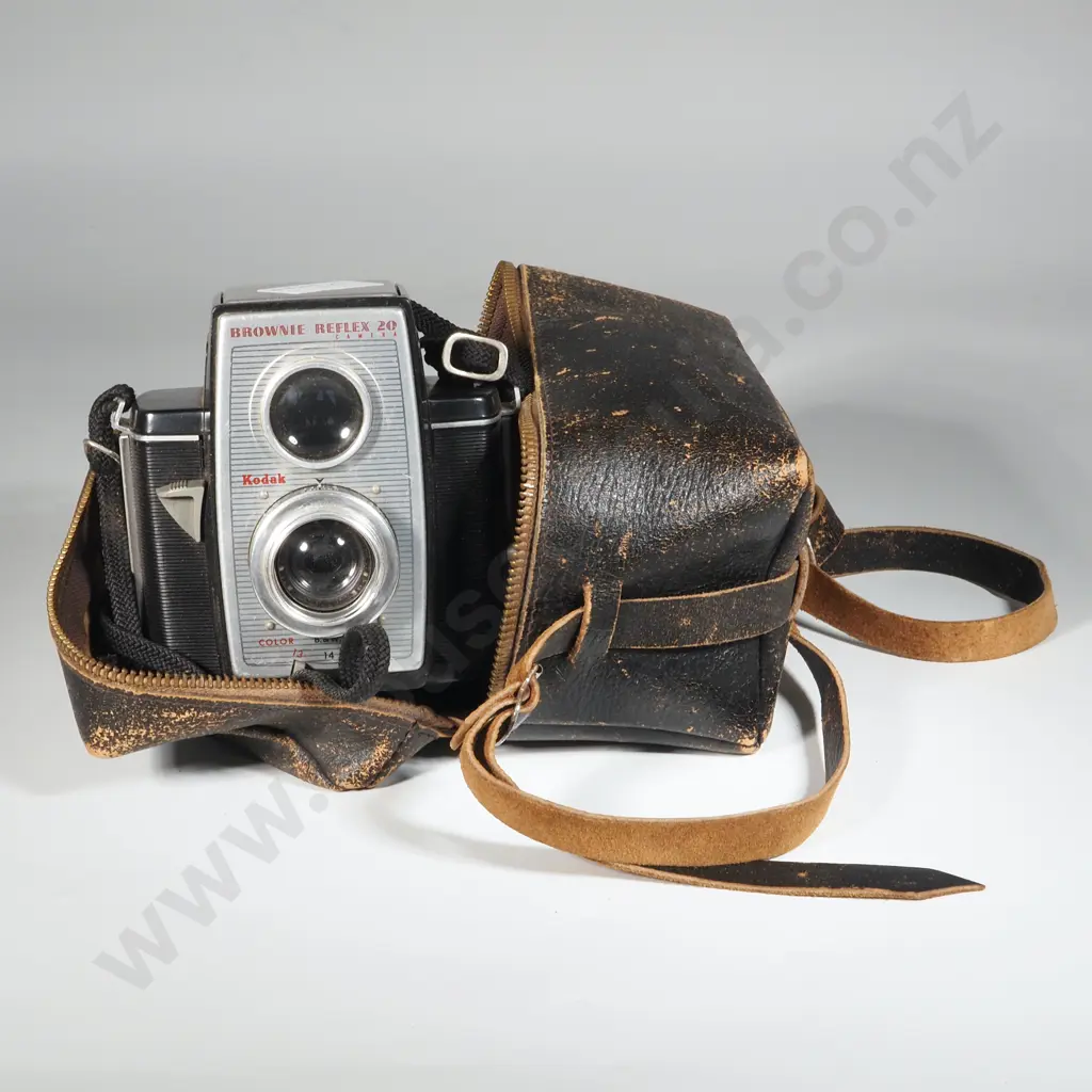 Brownie Reflex 20 Camera w Vintage Twin Lensin Leather Carrying Case. Image 1++
