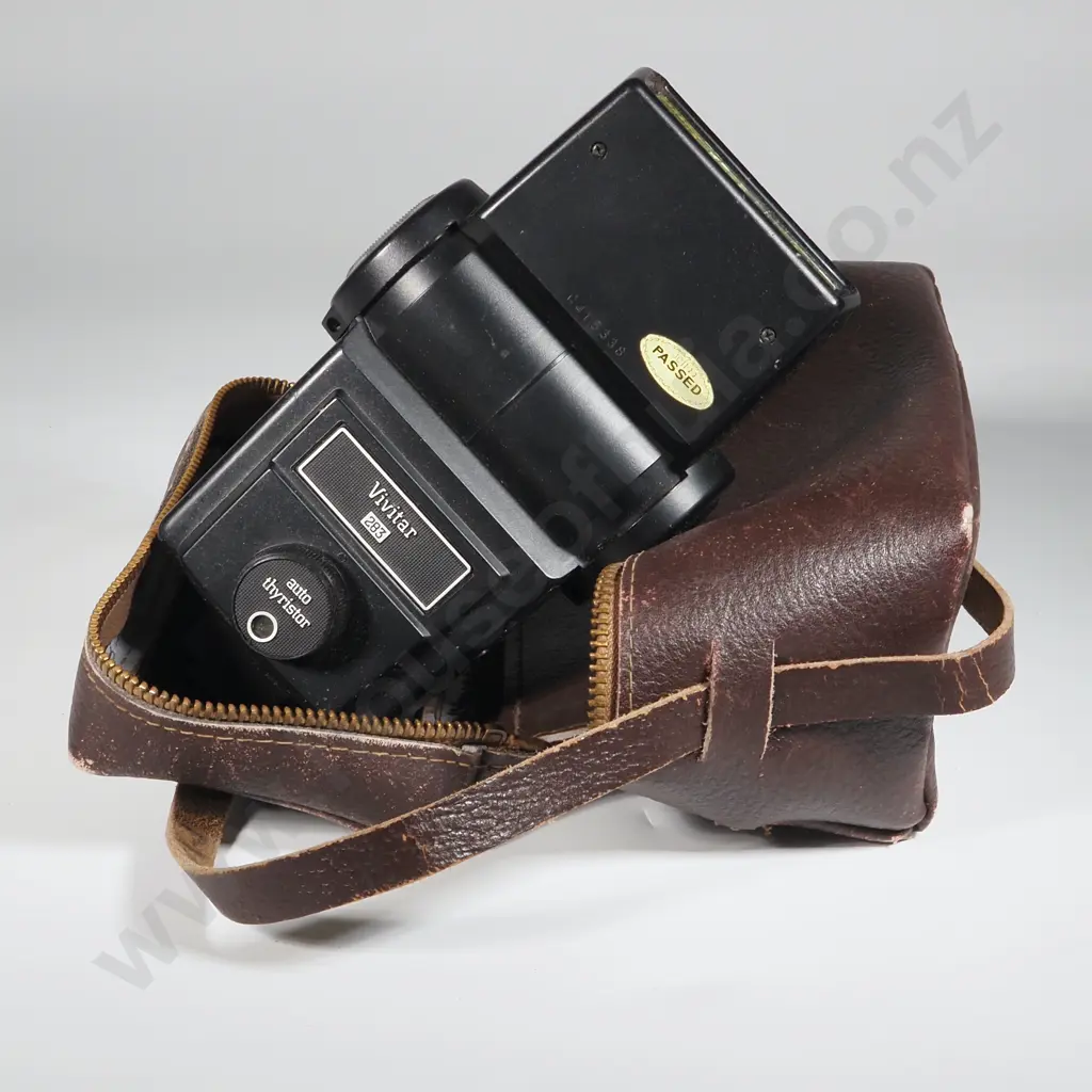 Vivitar Auto Thryistor 283 Flash w Shoe Mount in Leather Case Image 1++