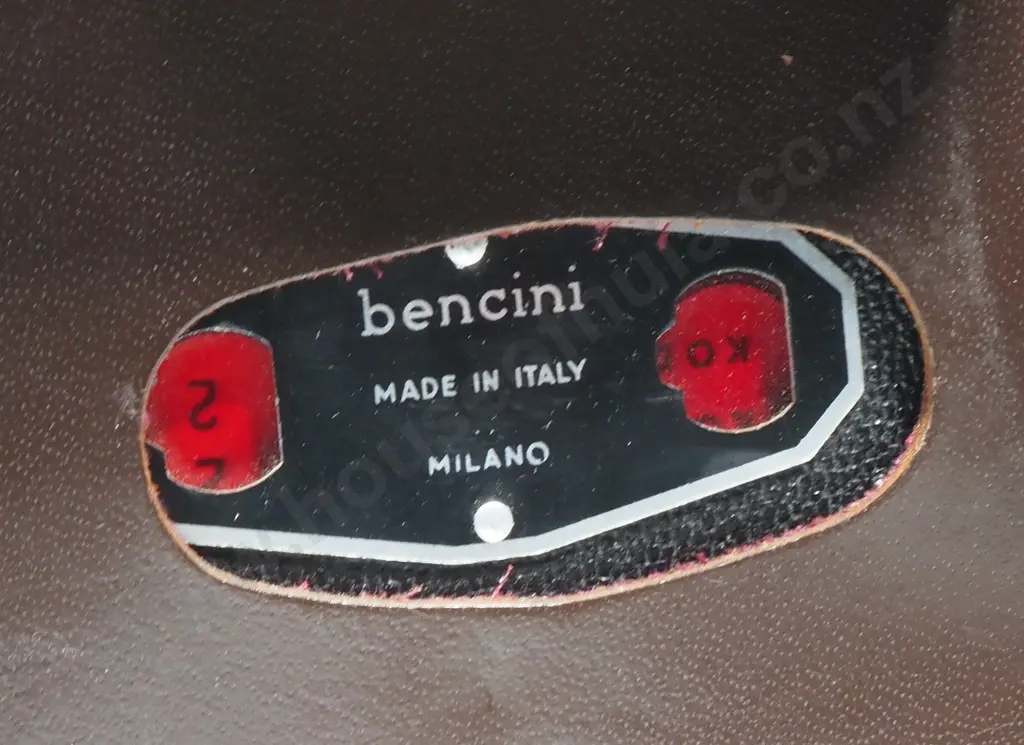 Vivitar Auto Thryistor 283 Flash w Shoe Mount in Leather Case Image 1++