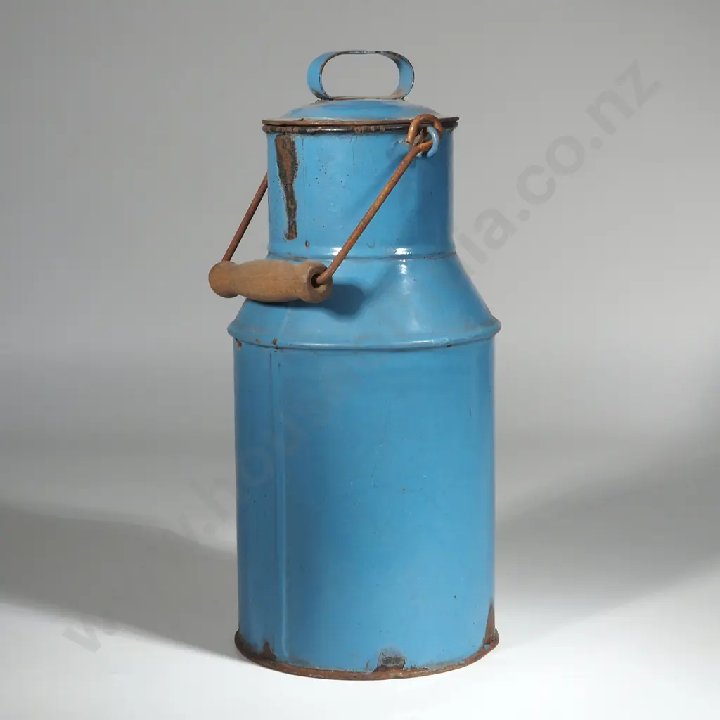 Vintage Two Litre Enamel Jug w Handle & Lid. Image 1++