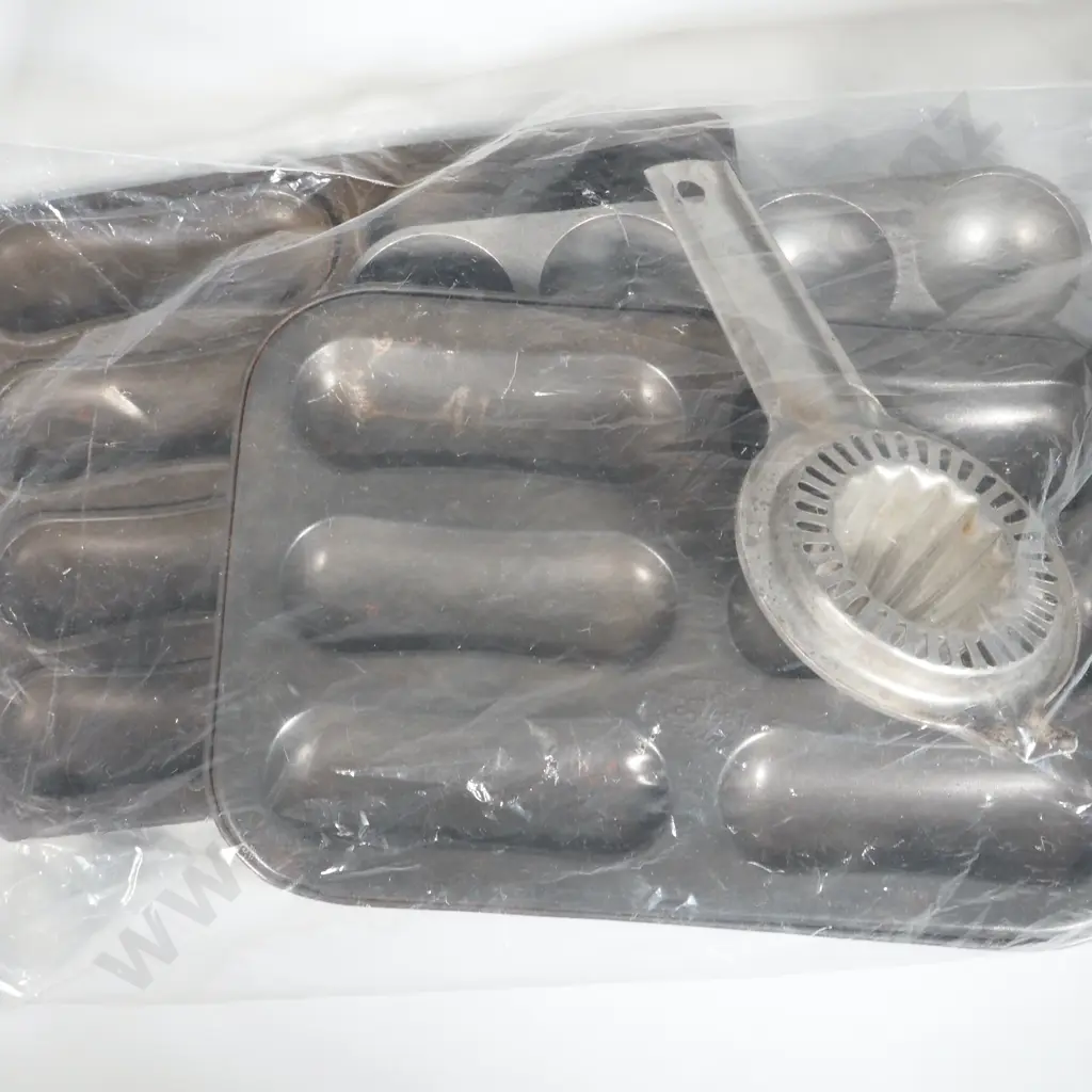 Assorted Lot of Vintage Bakeware. Image 1++