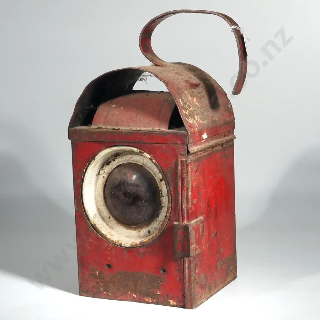 Vintage Red Chalwyn Kerosene Railway/Roadworks Lantern. Image 1++