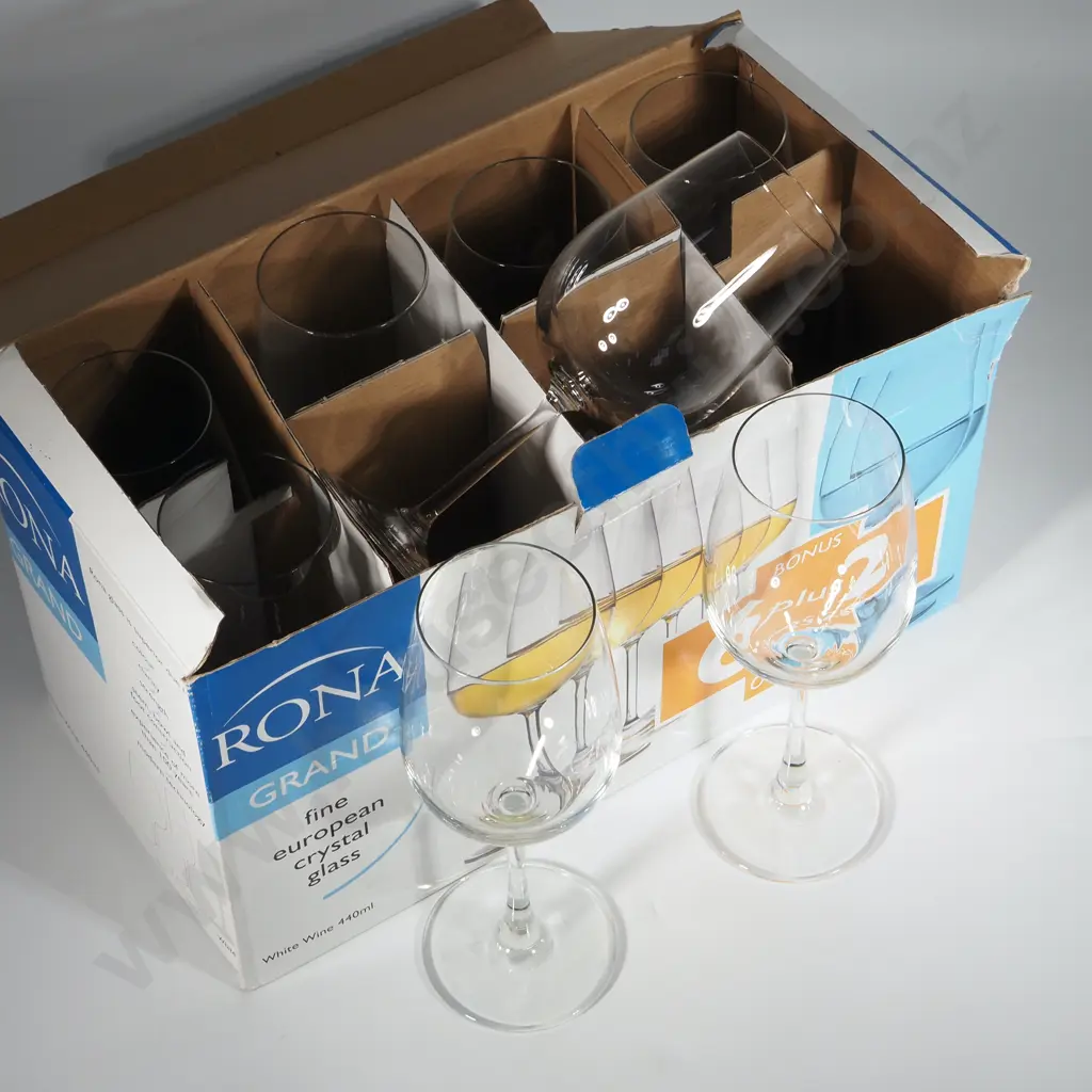 Eight Rona Red Wine Stemmed Glasses. Image 1++