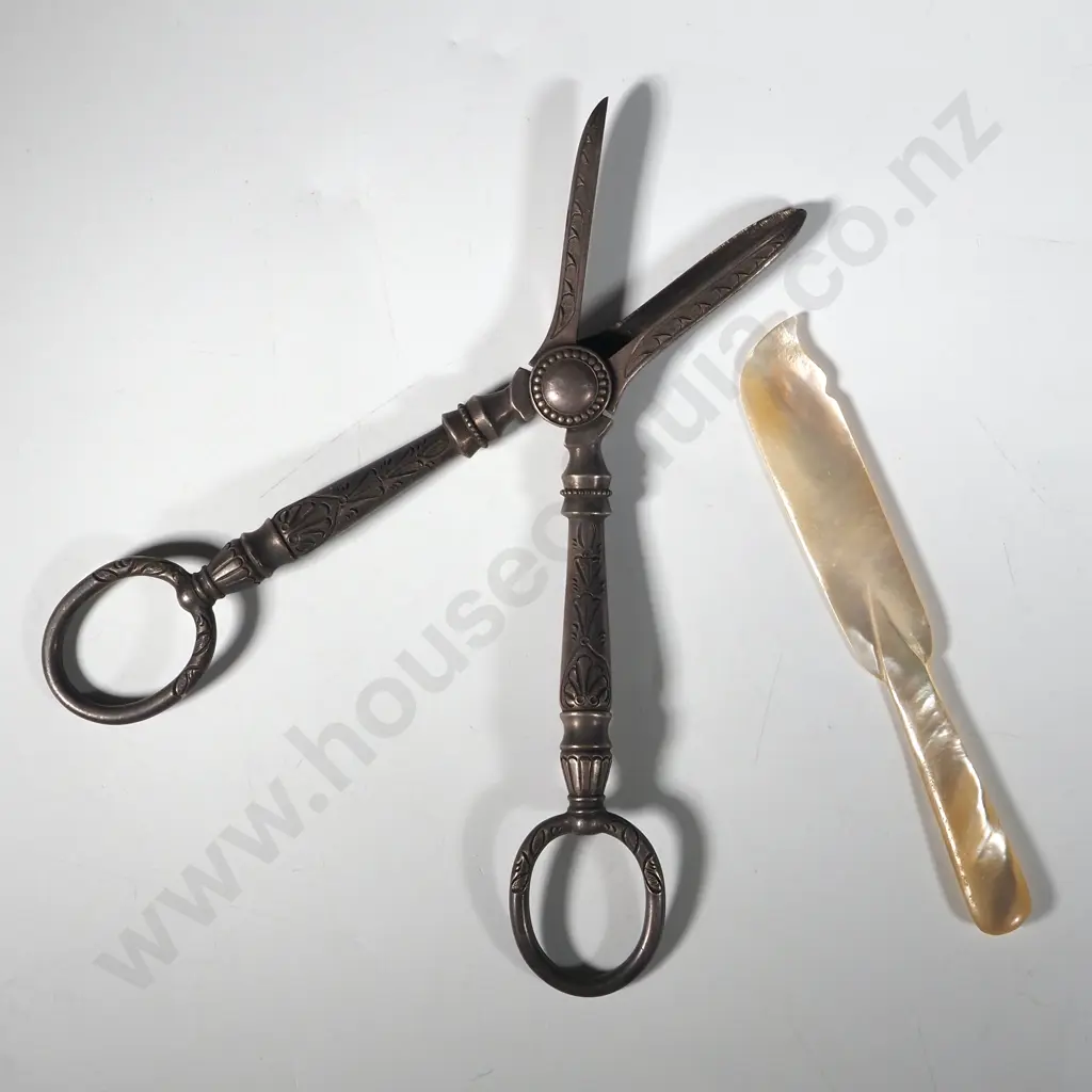 Mother of Pearl Butter Knife & S/P Grape Scissors. Image 1++