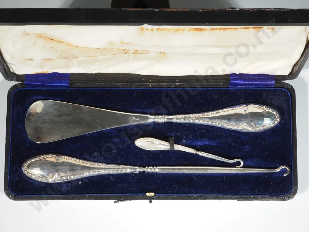 Cased Sterling Silver Shoe Horn & Boot Hook Set. Image 1++