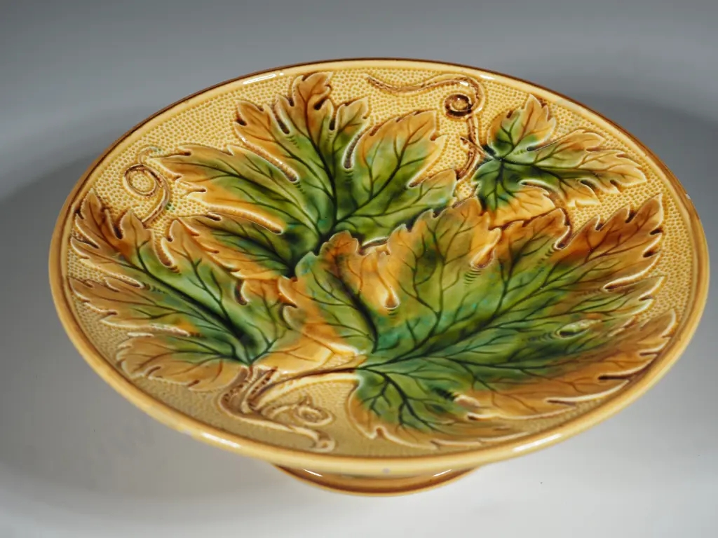 Leaf Embossed Plate Stand. Image 1++