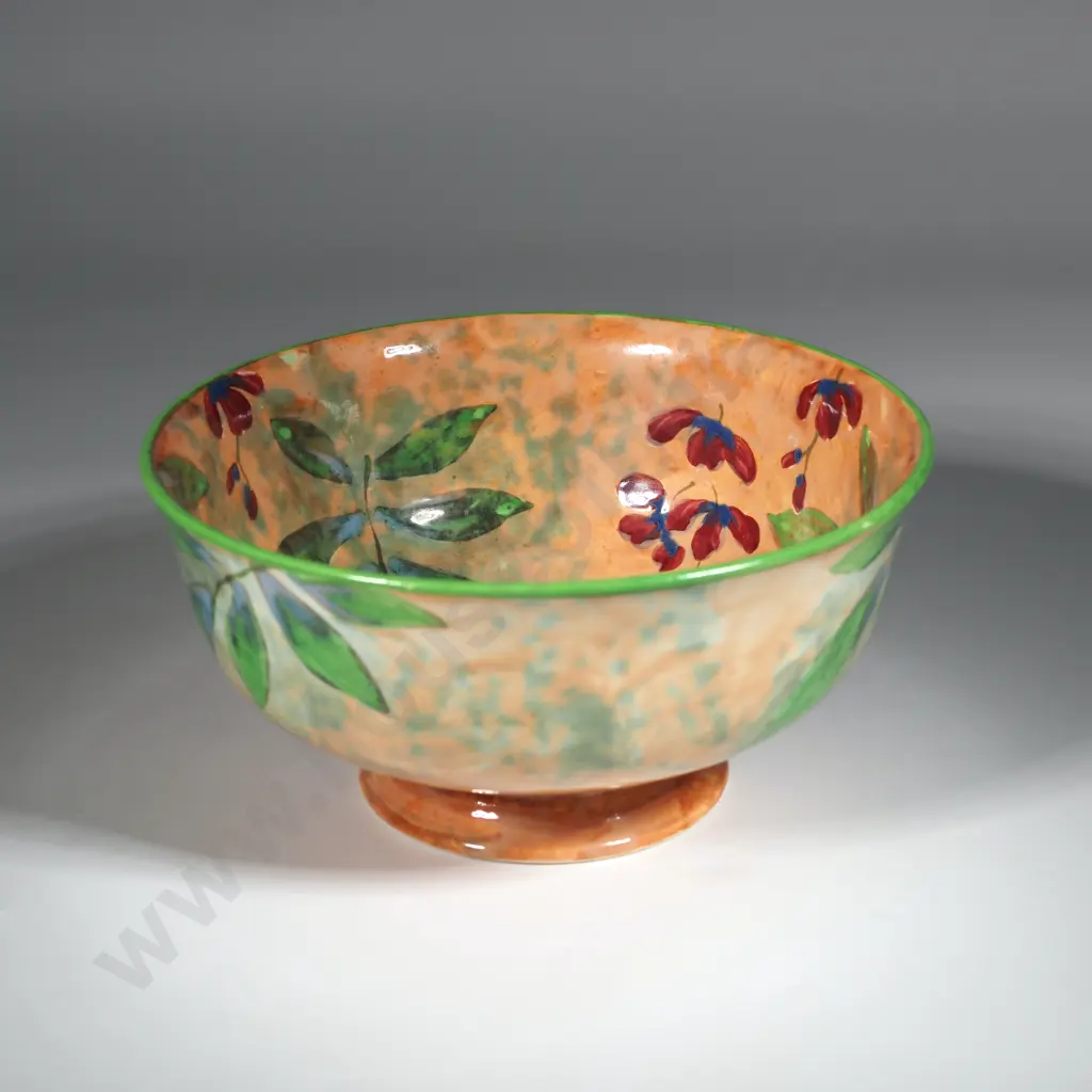 Bowl w Red/Green Floral Motif. Image 1++