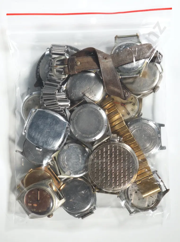 Assorted Lot of Vintage Mens Wristwatches. Image 1++