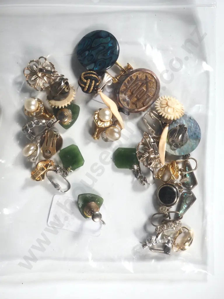 Assorted Lot of Costume Jewellery. Image 1++