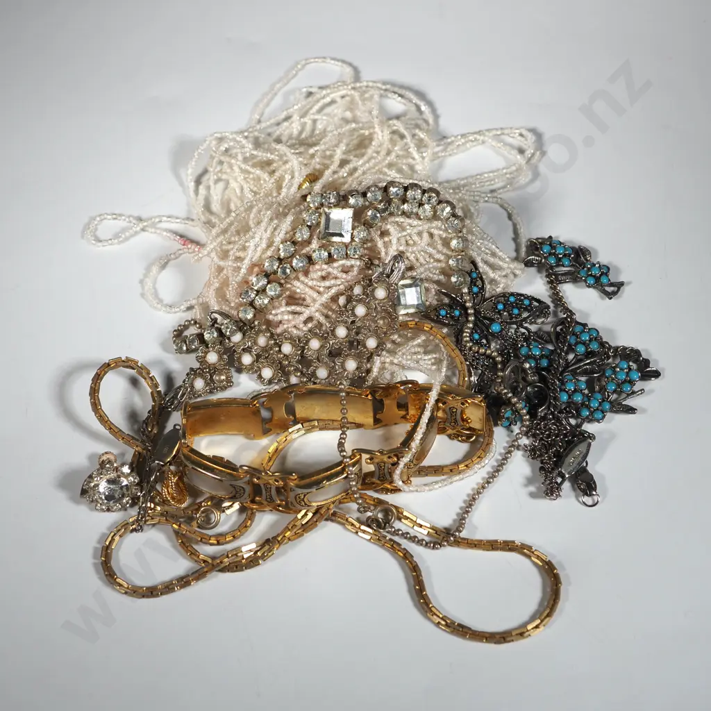 Assorted Lot of Costume Jewellery. Image 1++