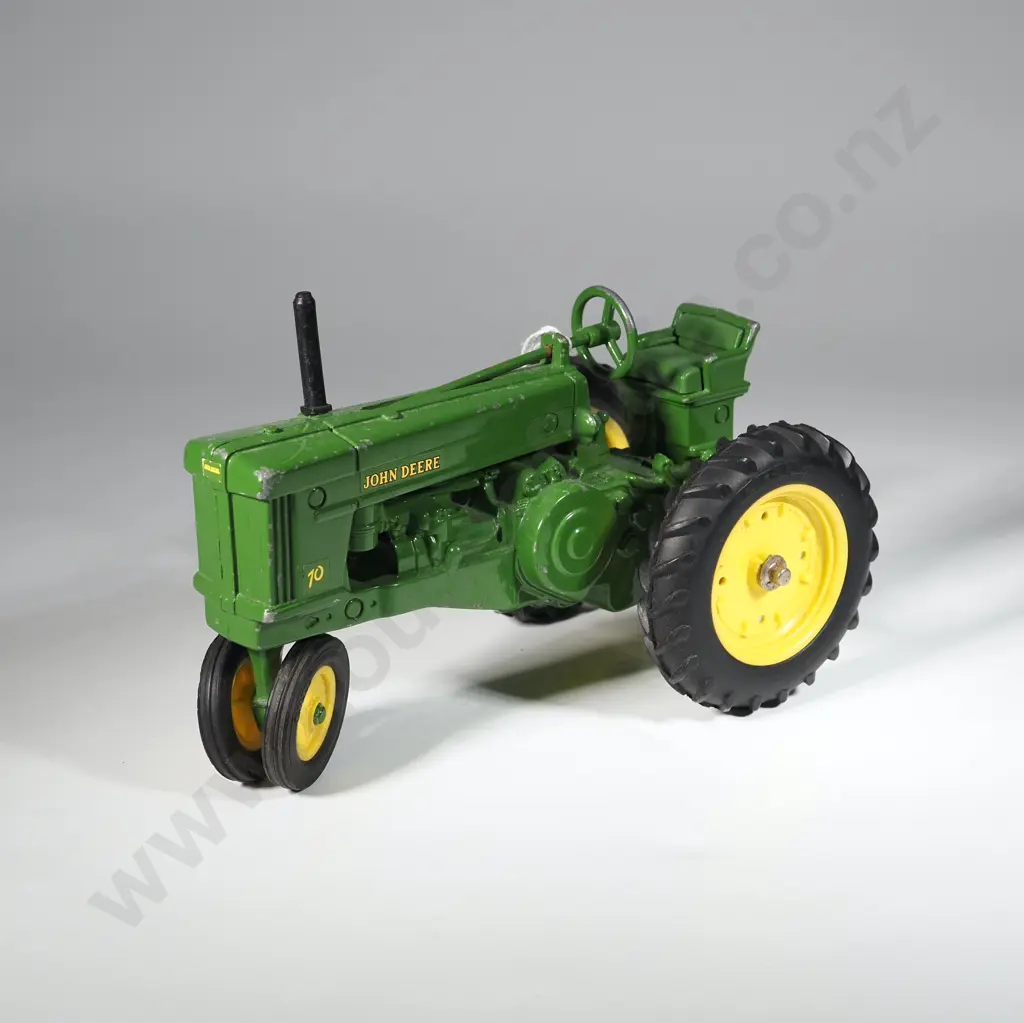 John Deere Tractor Die-Cast The Ertl Co. Dyersville, Iowa USA 52040. Image 1++