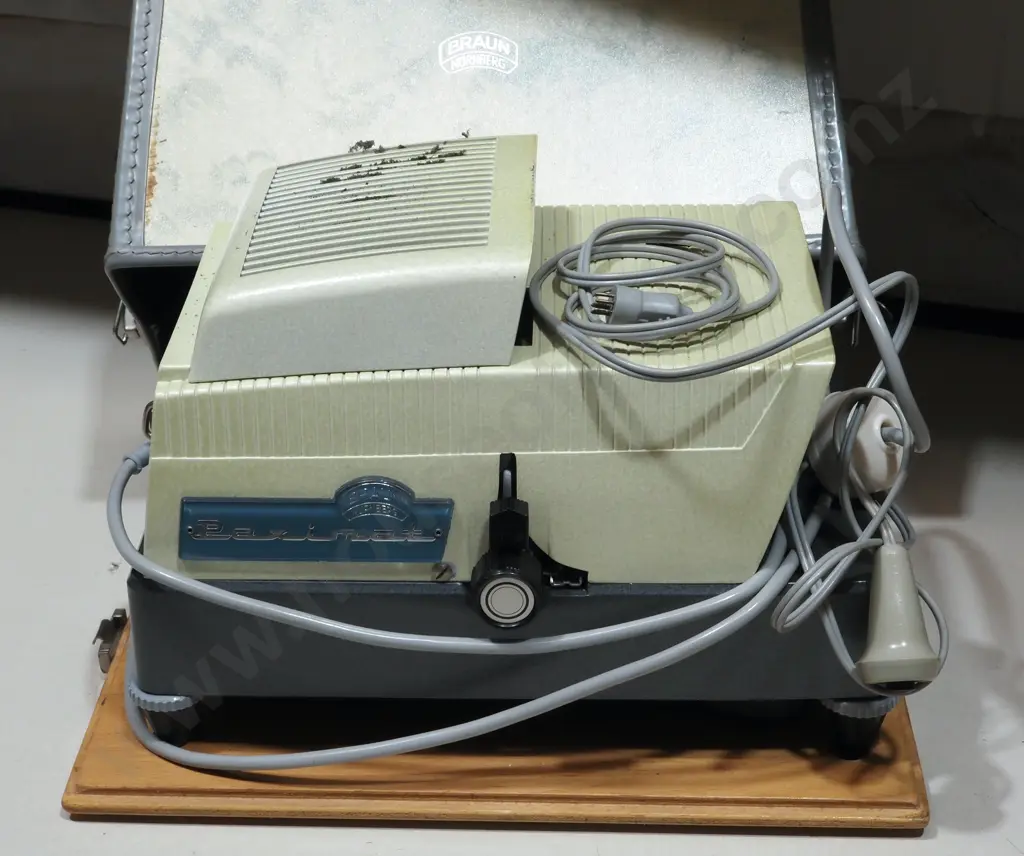 Vintage 1950's Braun Nurnberg Paximat-N12 110/220 Volt 35 mm Slide Projector Including Original Carry Case Image 1++