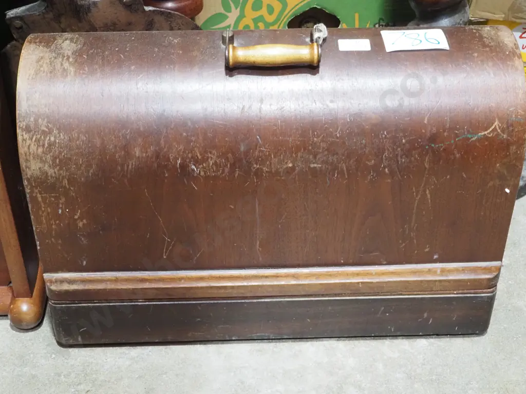 Vintage Electric Portable Singer Sewing Machine in Wooden Case w Key Opening Mechanism. Image 1++